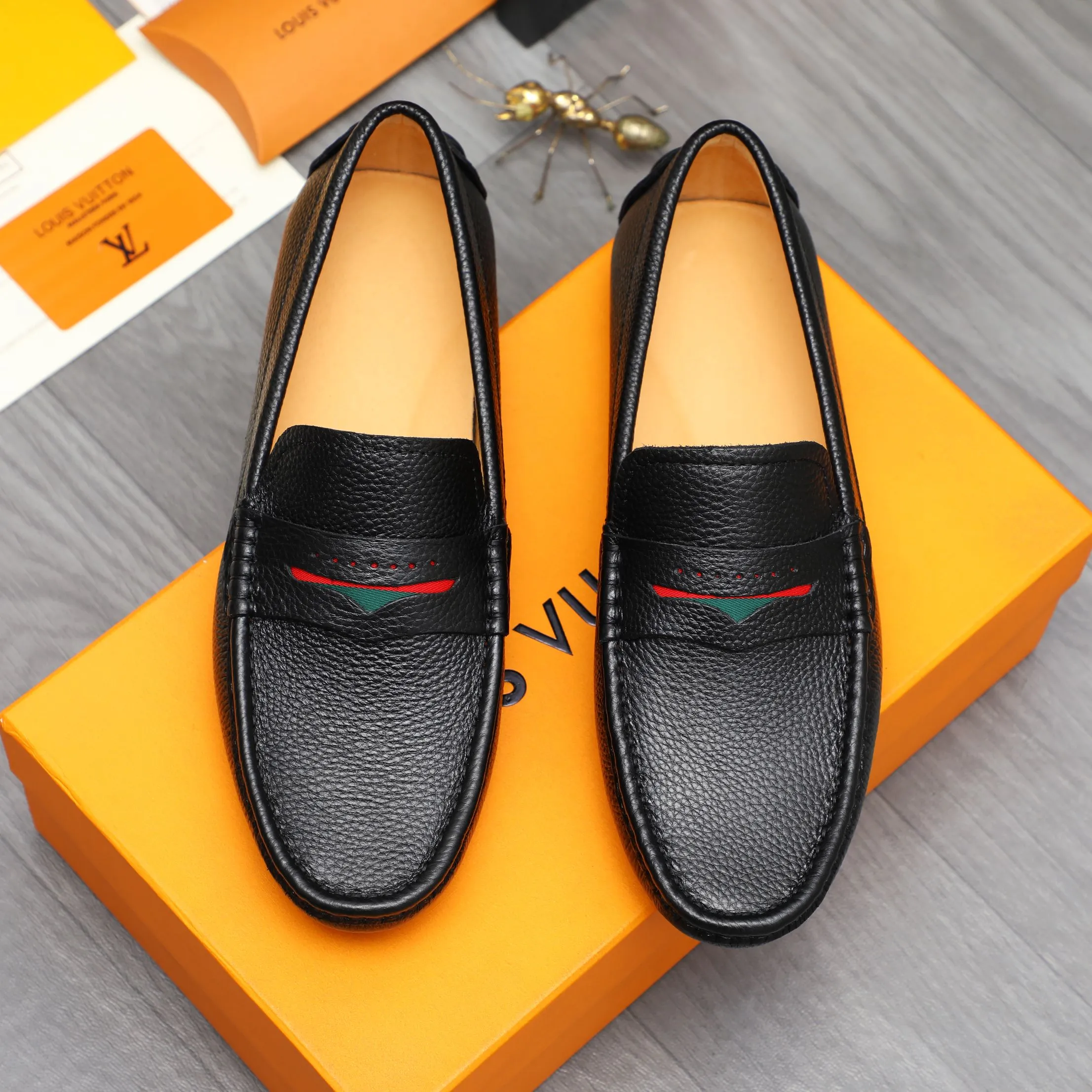 Men's shoes 💰360 Product trademark: LV "Louis Vuitton" casual slip-on men's shoes Regular size: 38-45 Product material: Selected pebbled cowhide upper, pigskin lining, rubber outsole